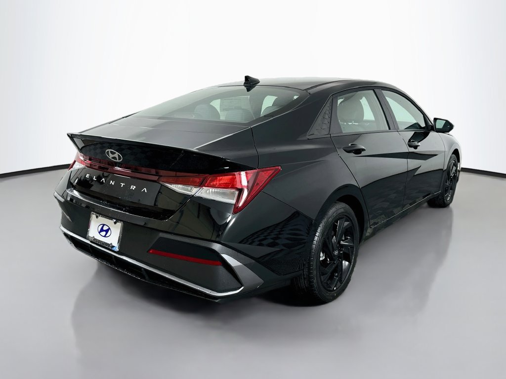 New 2026 Hyundai Elantra SEL Sport FWD image 5