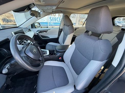 Used 2024 Toyota RAV4 XLE w/ Convenience Package image 9