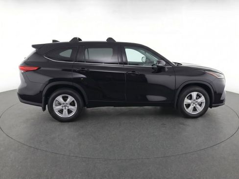 Used 2023 Toyota Highlander LE AWD/4WD image 8