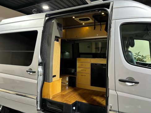 Used 2008 Freightliner Sprinter 3500 image 9