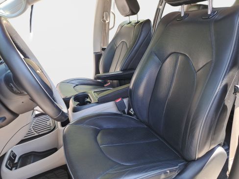 Used 2018 Chrysler Pacifica Limited FWD image 16