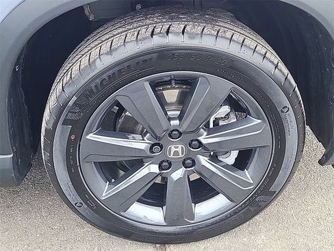 Used 2025 Honda Pilot Sport image 10