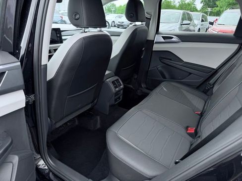 Used 2025 Volkswagen Taos SE AWD/4WD image 18