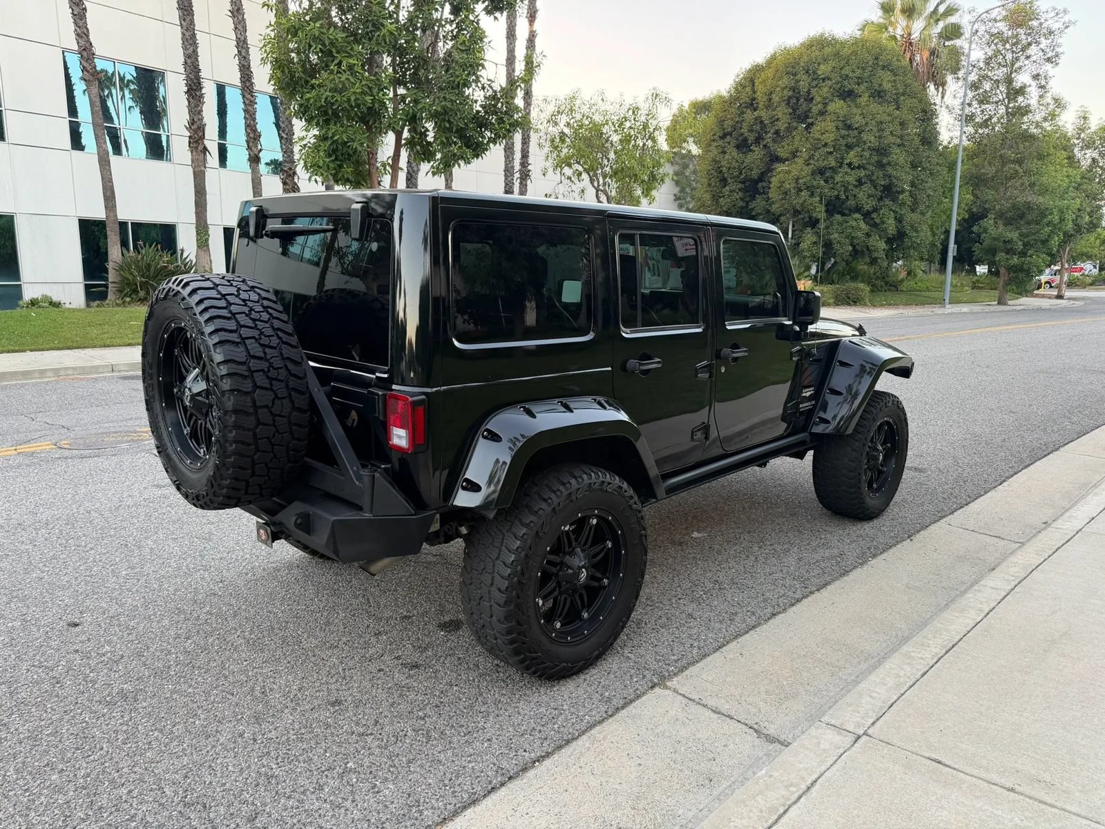 Used 2014 Jeep Wrangler Unlimited Sahara w/ Connectivity Group AWD/4WD image 5