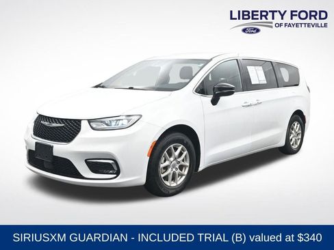 Used 2025 Chrysler Pacifica Select image 1