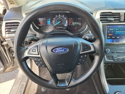 Used 2020 Ford Fusion SE FWD image 16
