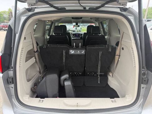 Used 2017 Chrysler Pacifica Touring-L FWD image 13