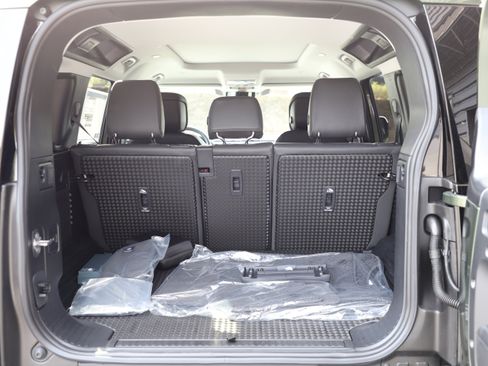 New 2026 Land Rover Defender 110 X-Dynamic SE image 15