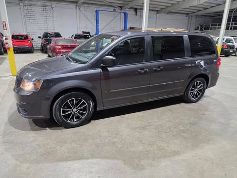 Used 2015 Dodge Grand Caravan SE w/ Quick Order Package 29E SE FWD image 3