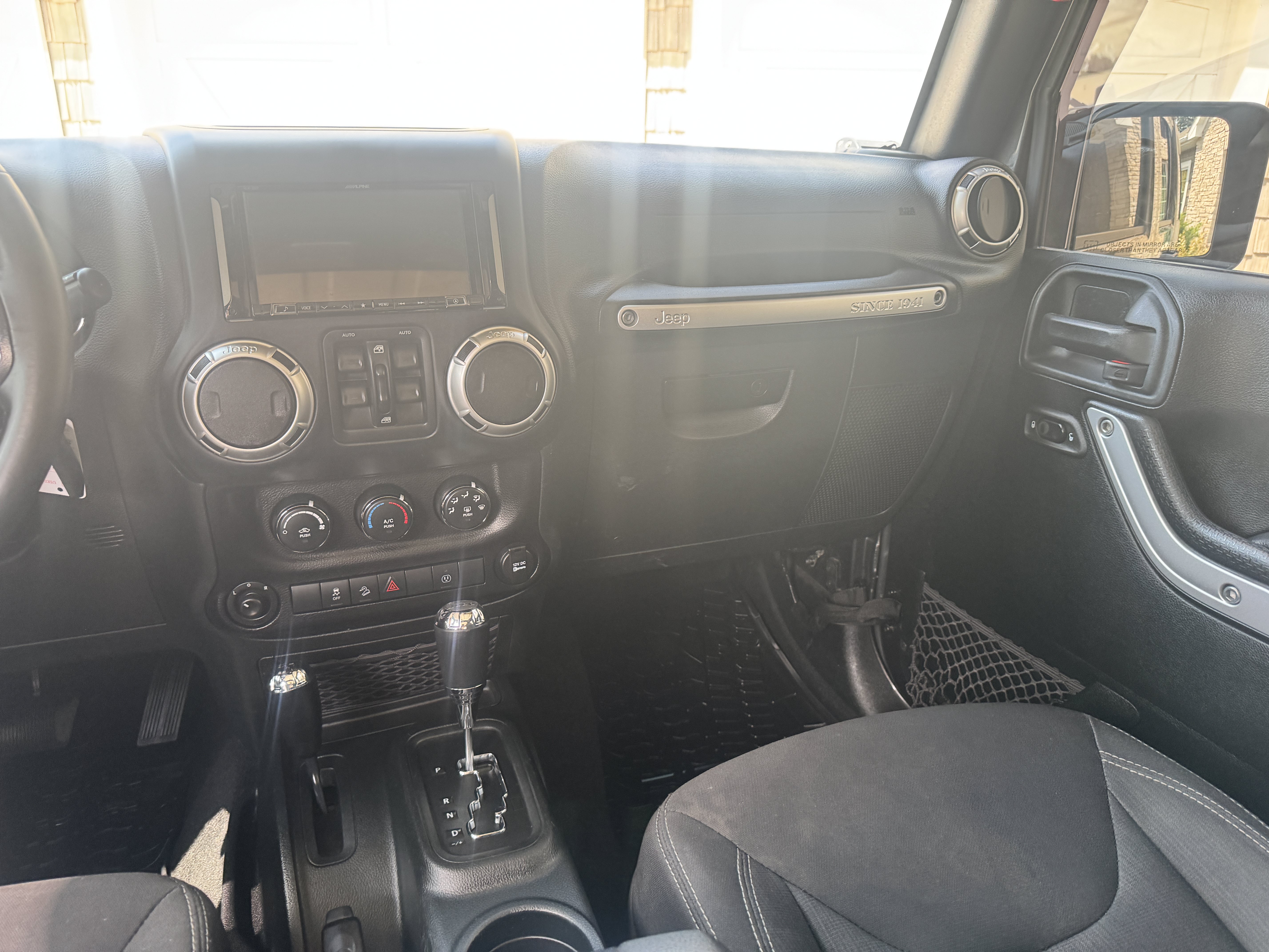 Used 2018 Jeep Wrangler Unlimited Sahara w/ Connectivity Group AWD/4WD image 15