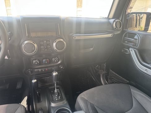 Used 2018 Jeep Wrangler Unlimited Sahara w/ Connectivity Group AWD/4WD image 15