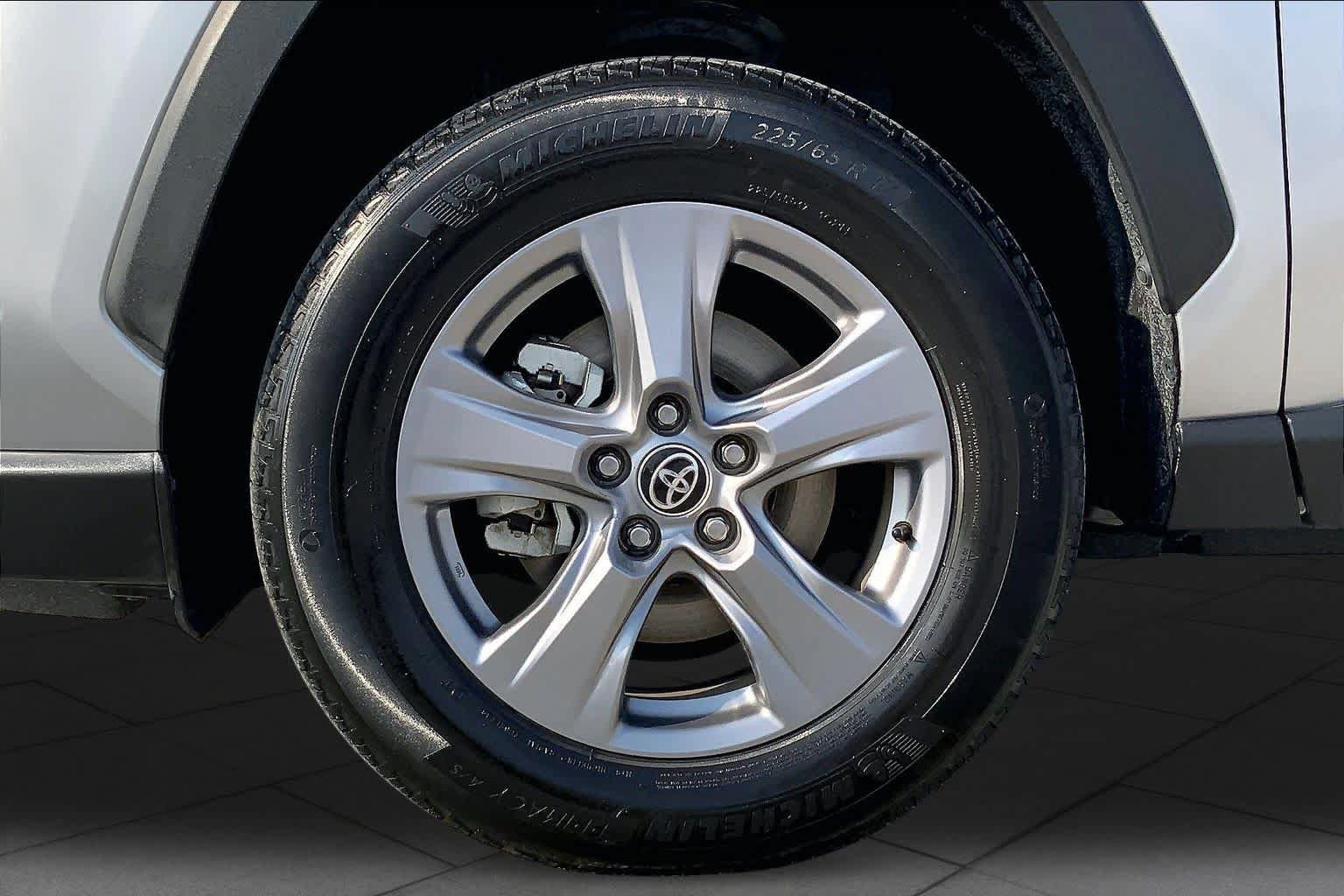 Used 2022 Toyota RAV4 XLE AWD/4WD image 11