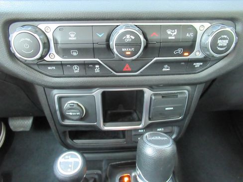 Certified 2024 Jeep Gladiator Sport AWD/4WD image 28
