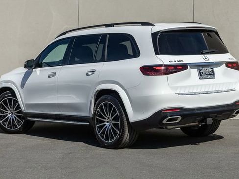 Used 2025 Mercedes-Benz GLS 580 4MATIC image 3