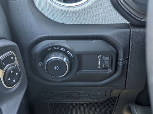 Used 2024 Jeep Wrangler Sahara w/ Safety Group image 15