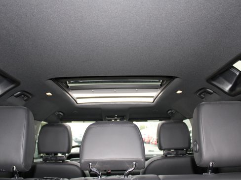 Used 2024 Land Rover Defender 110 S image 60