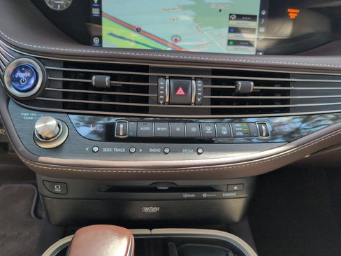 Used 2018 Lexus LS 500h w/ Luxury Package RWD image 14