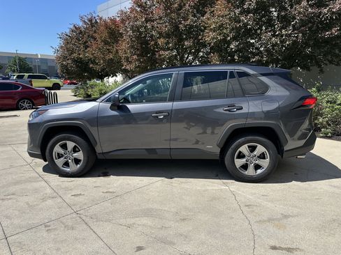 Used 2022 Toyota RAV4 LE AWD/4WD image 9
