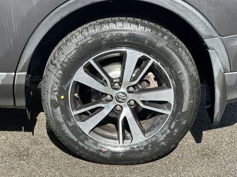 Used 2018 Toyota RAV4 XLE image 5