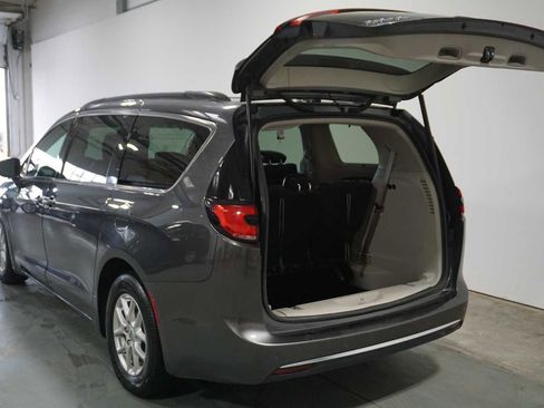 Used 2022 Chrysler Pacifica Touring-L image 4