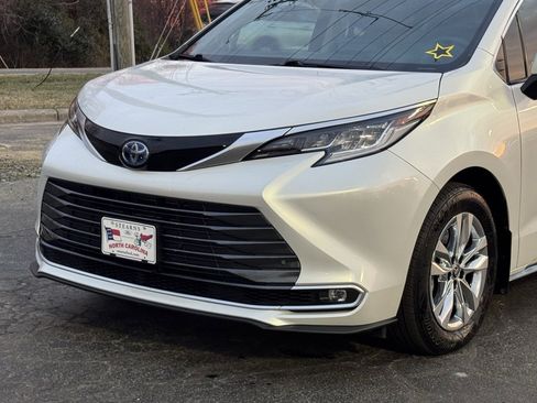 Used 2024 Toyota Sienna Limited image 38