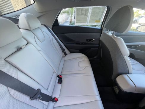 Used 2025 Hyundai Elantra Limited image 39