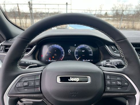 Used 2025 Jeep Grand Cherokee Limited w/ Luxury Tech Group II image 21