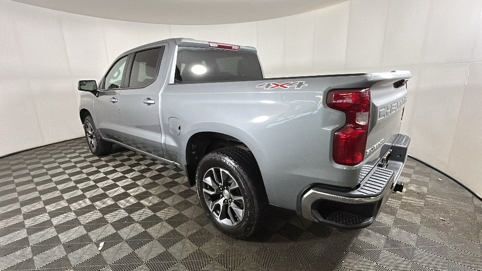 Used 2024 Chevrolet Silverado 1500 LT AWD/4WD image 5