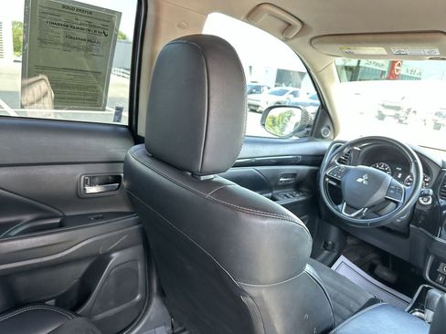 Used 2020 Mitsubishi Outlander AWD image 15