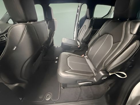 New 2027 Chrysler Pacifica Select FWD image 9