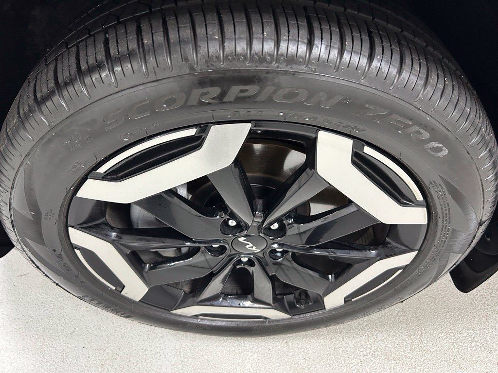 Used 2025 Kia Telluride EX w/ EX Captain's Chair Package AWD/4WD image 9