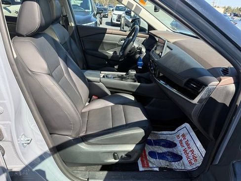 Used 2023 Nissan Rogue SL image 25