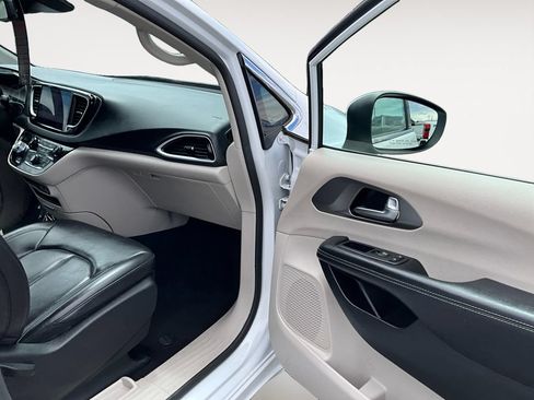 Used 2023 Chrysler Pacifica Touring-L FWD image 9