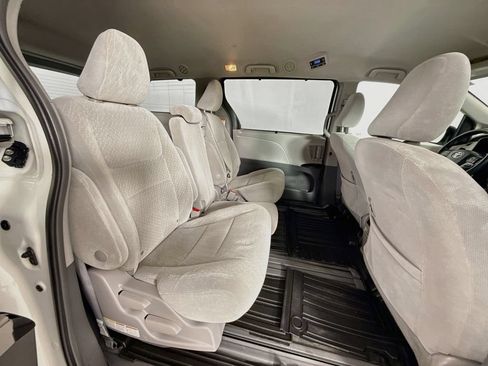 Certified 2018 Toyota Sienna LE FWD image 28