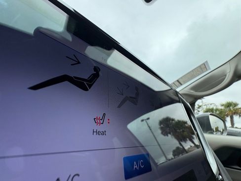 Used 2022 Chrysler Pacifica Touring-L image 5