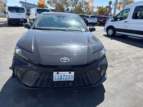 Used 2025 Toyota Camry SE FWD image 4
