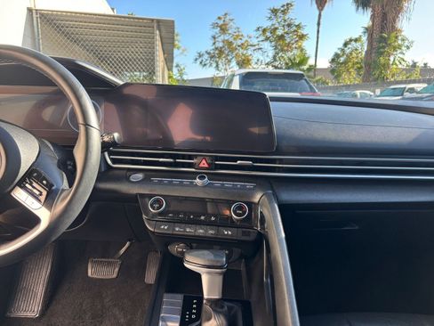 Used 2025 Hyundai Elantra Limited image 30