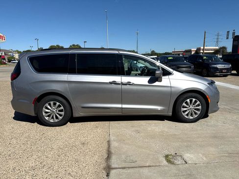 Used 2017 Chrysler Pacifica Touring-L image 5
