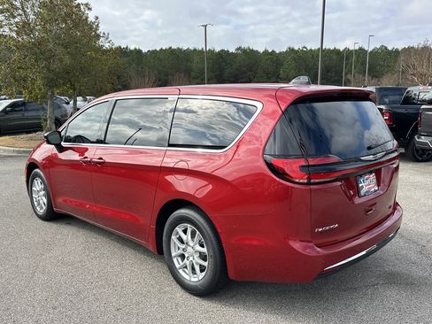 New 2026 Chrysler Pacifica Select image 5