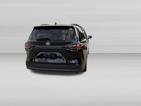 Used 2023 Toyota Sienna LE FWD image 7