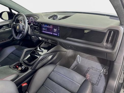 Used 2025 Porsche Cayenne GTS image 31