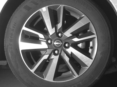 Used 2025 Nissan Versa SV FWD image 13