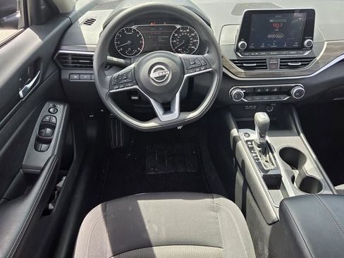 Used 2025 Nissan Altima 2.5 SV FWD image 14