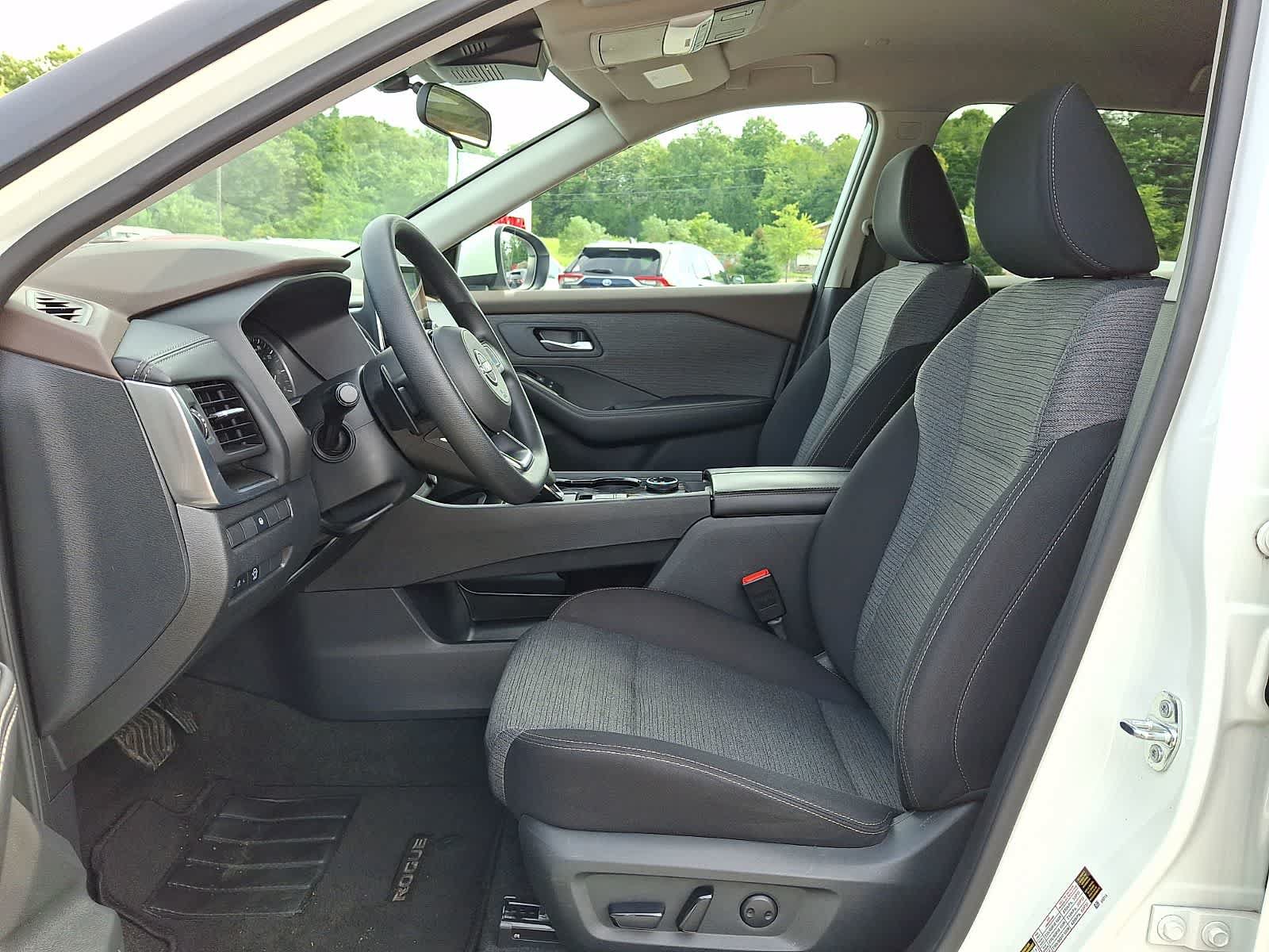Used 2023 Nissan Rogue SV AWD/4WD image 15
