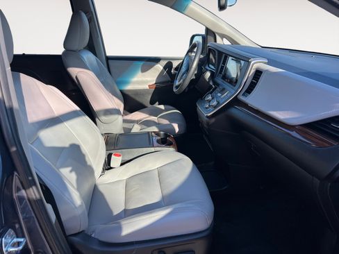 Used 2015 Toyota Sienna Limited image 13