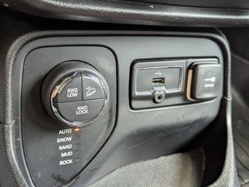 Used 2016 Jeep Renegade Trailhawk w/ Premium Trailhawk Package AWD/4WD image 34