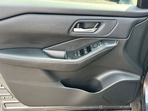 Used 2025 Nissan Rogue SV FWD image 28