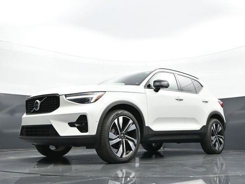 Used 2025 Volvo XC40 B5 Plus AWD/4WD image 34