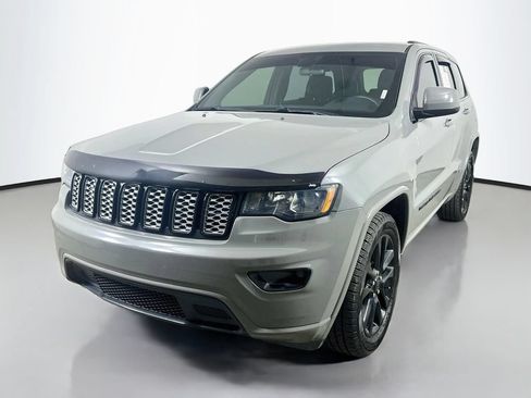 Used 2021 Jeep Grand Cherokee Laredo RWD image 3