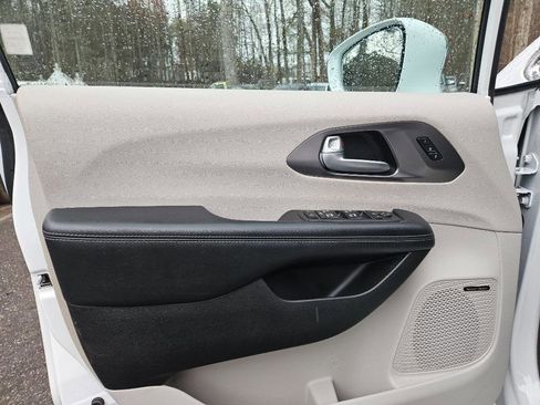 Used 2017 Chrysler Pacifica Limited image 16